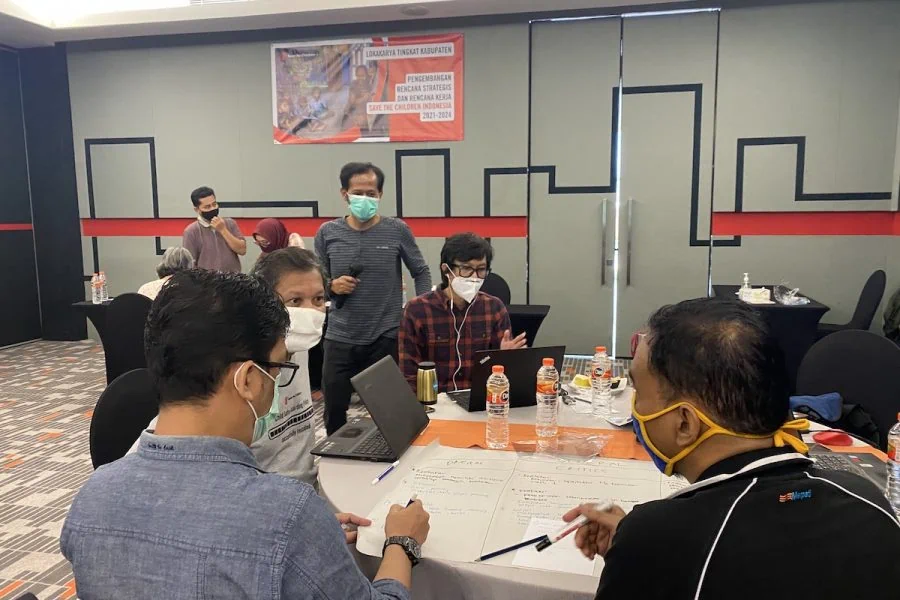 Foto lokakarya untuk menyusun rencana strategis Save the Children Indonesia 2022-2024