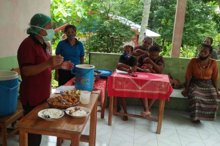 Fasilitas PMBA Puskemas menjelaskan contoh isi piring ibu hamil dan MPASI