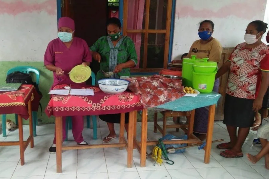 Bidan dan Kader Desa Tuabatan menunjukkan tekstur MPASI yang tepat