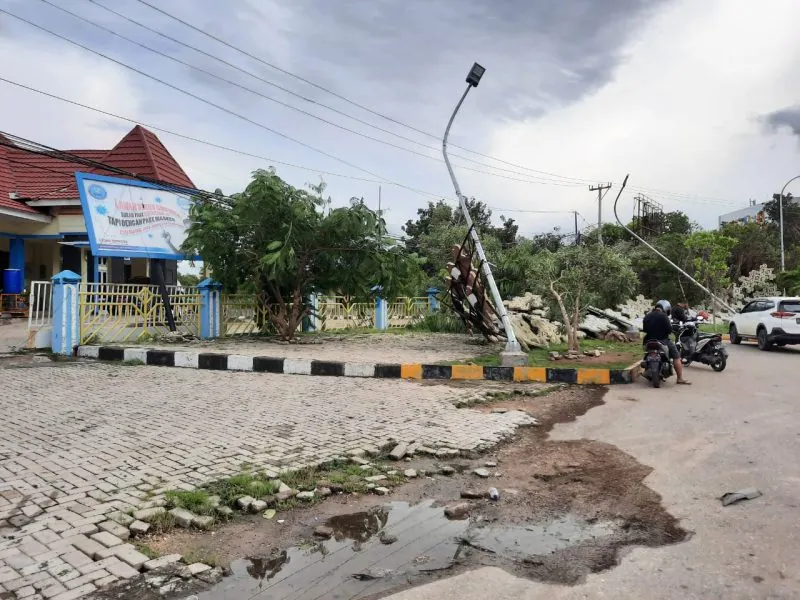 Situasi Salah Satu Gedung Pemerintahan Jalan Kota Kupang Pasca Badai Siklon Tropis di NTT, Senin 5 April 2021 (Save the Children)