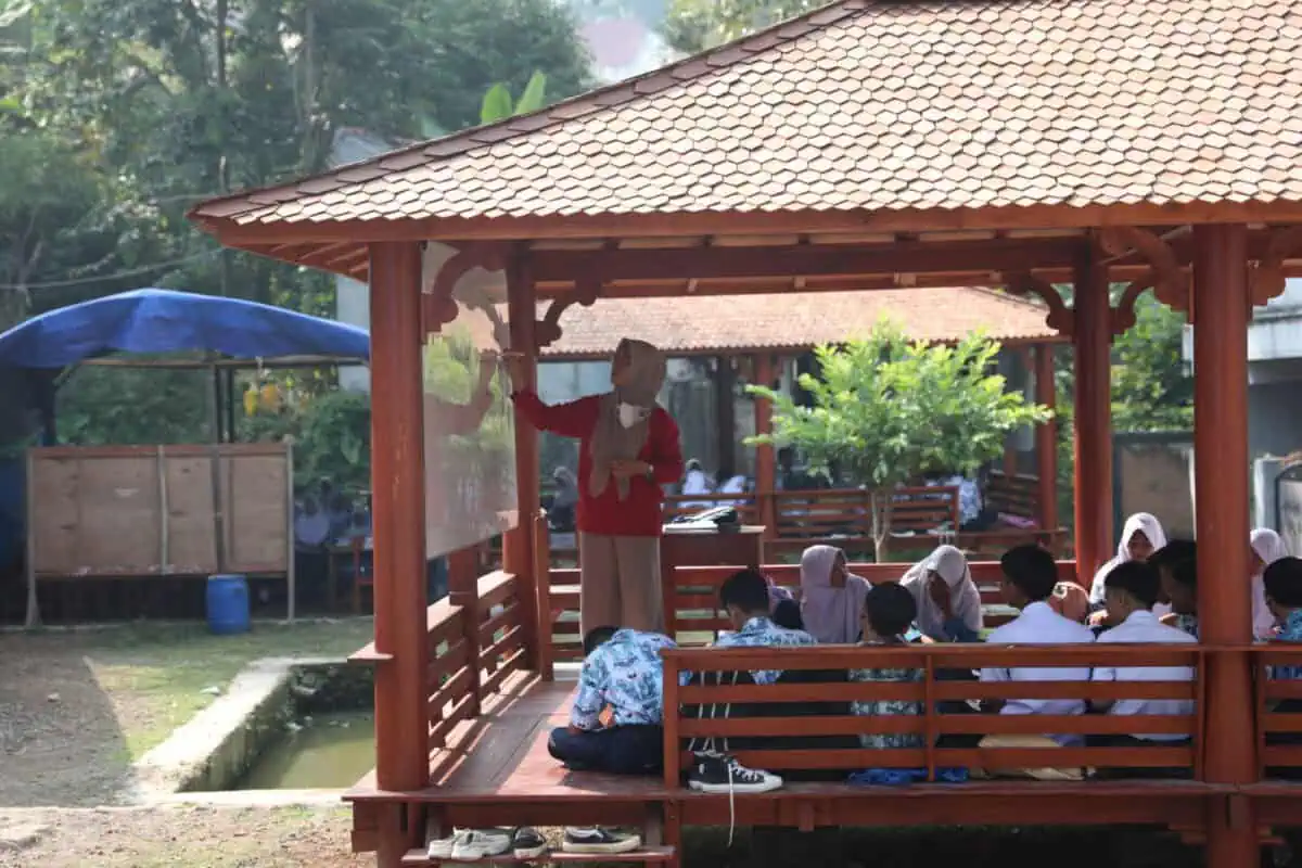 Guru dan Murid Menggunakan Gazebo untuk Belajar