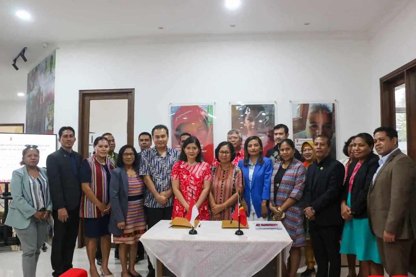 Tim perwakilan Save the Children Indonesia dan INDDICA berfoto bersama usai tanda tangan kerja sama program peningkatan kapasitas penyedia layanan perlindungan anak di Timor-Leste.