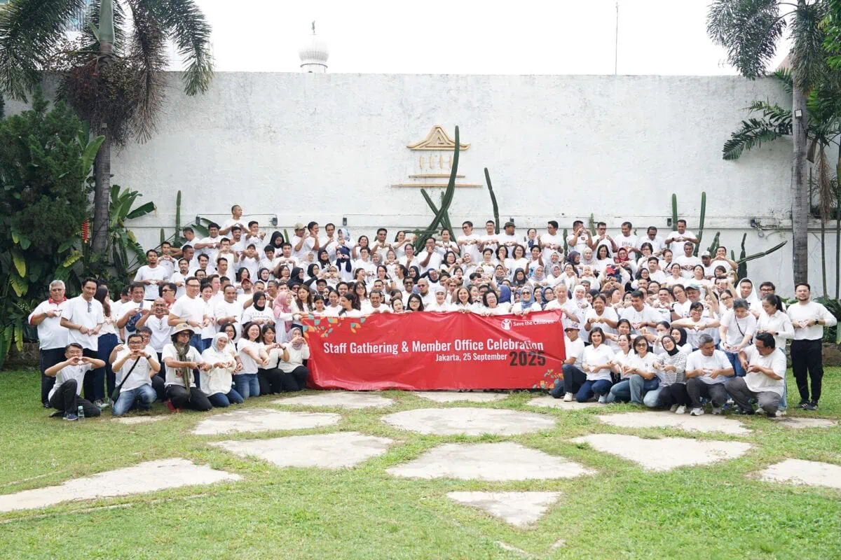 Foto bersama staff Save the Children Indonesia di kegiatan Staff Week 2025