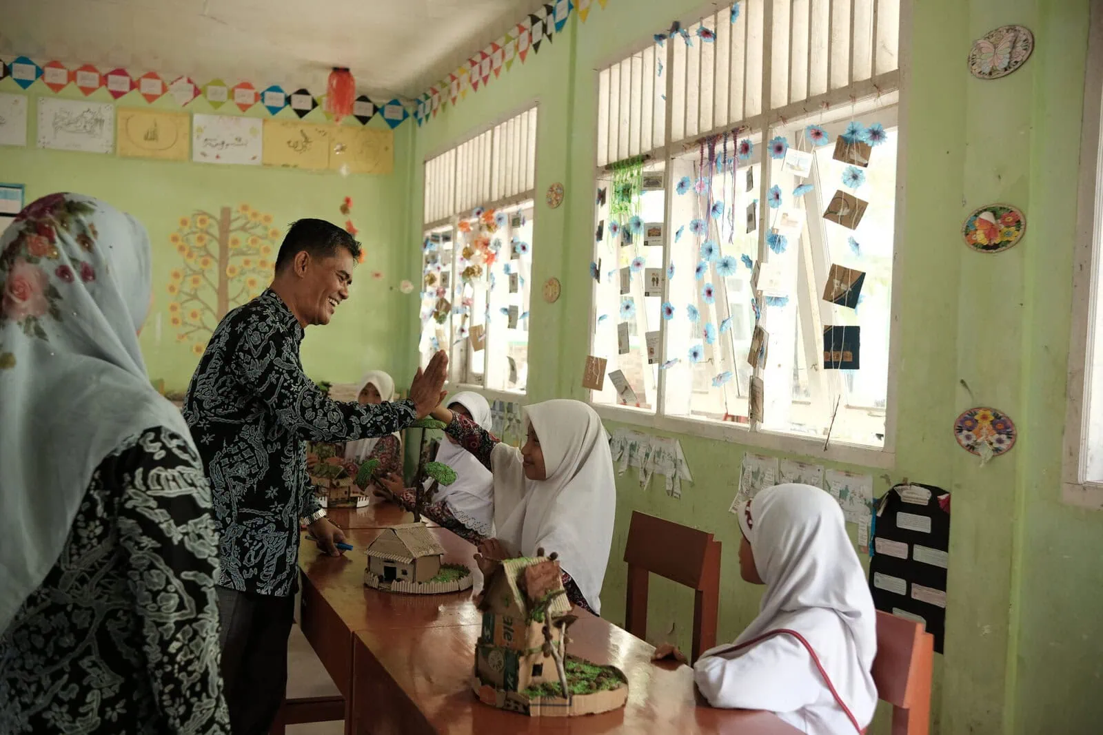 Kisah Kepala Madrasah di Nias Utara yang Menggerakkan Literasi Hingga Siswa Berprestasi