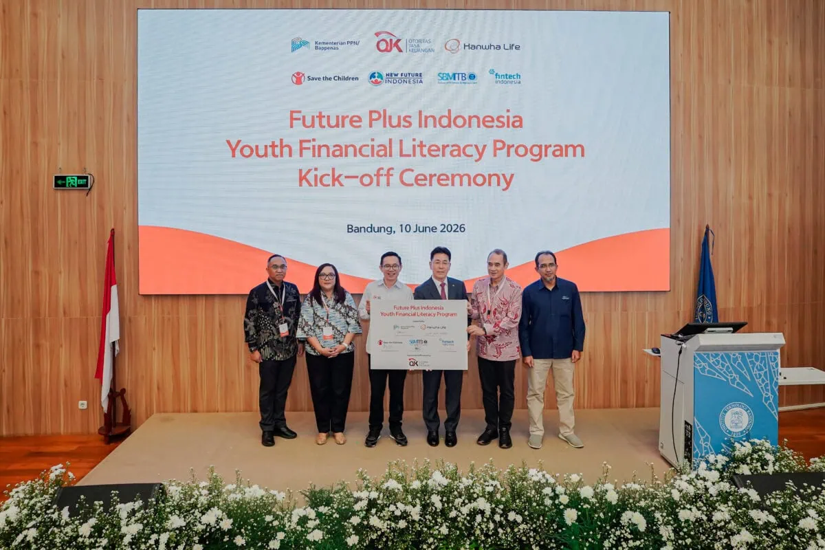 Penandatanganan papan komitmen bersama antara Hanwha Life, Save the Children, Bappenas, AFTECH, dan SBM ITB yang didukung dan disaksikan oleh OJK, untuk meresmikan kerangka strategis dan operasional implementasi program 'Future Plus Indonesia: Youth Financial Literacy Program' (Program Literasi Keuangan Remaja).
