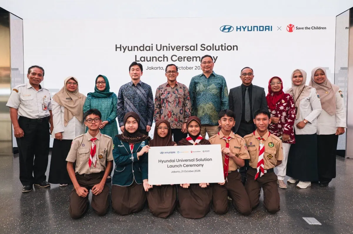 Guru dan murid SMP beserta, Dr. Maulani Mega Hapsari, S.IP., M.A. (Direktur Sekolah Menengah Pertama Kementerian Pendidikan Dasar dan Menengah Republik Indonesia), Kenny Lee (President Director of Hyundai Motors Indonesia), Mahardi Tunggul Wicaksono, B.Eng., M.Eng.(Director of Maritime Industry, Transportation Equipment, and Defense Equipment (IMATAP), Directorate General of Metal, Machinery, Transportation Equipment and Electronics Industries (ILMATE), Ministry of Industry of the Republic of Indonesia), Fransiscus Soerjopranoto, COO of Hyundai Motors Indonesia (Chief Operating Officer Hyundai Motors Indonesia), Agni Kristia Pratama (Chief Operating Officer Save the Children Indonesia)